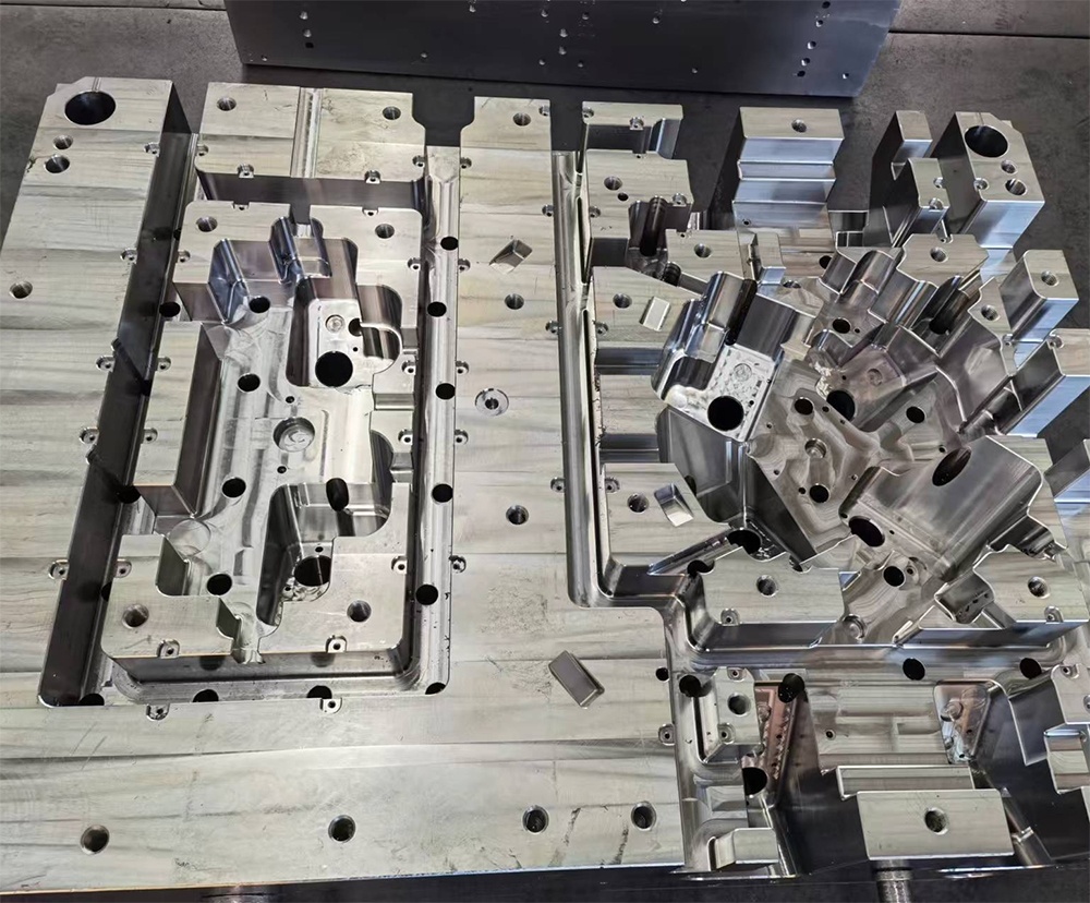 汽車后組合燈模架斜熱咀加工