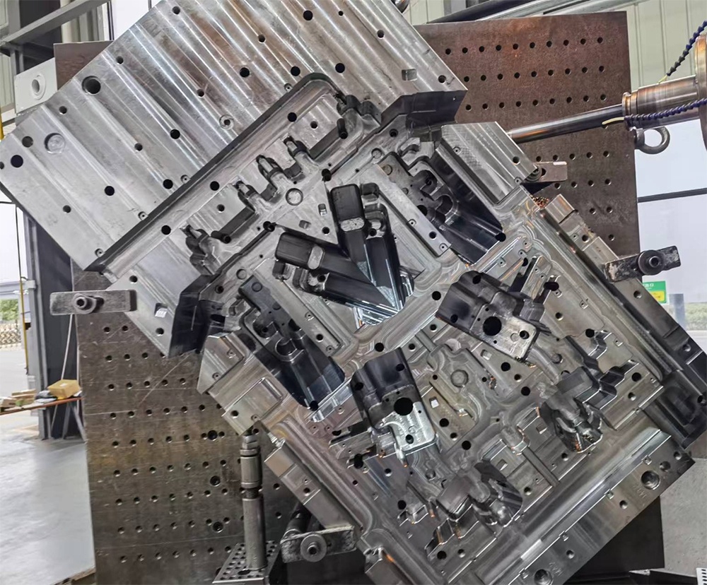 汽車后組合燈模架斜熱咀加工